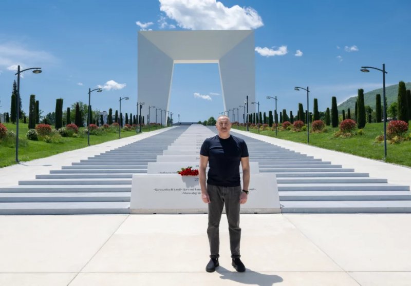 News about - President Ilham Aliyev lays flowers in front of Victory Arch in Khankendi city 
