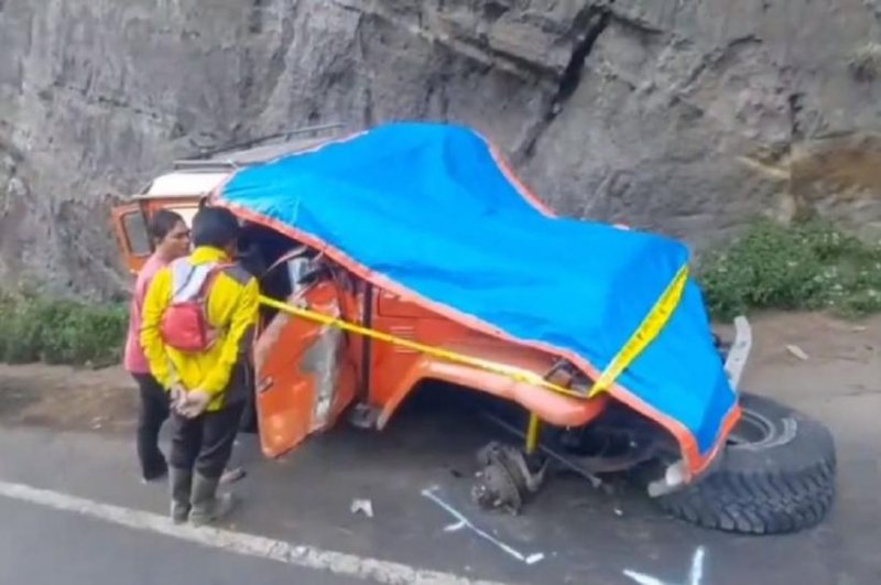 Tourist jeep crash at Indonesia's Mount Bromo kills 2, injures 3 -  VIDEO 