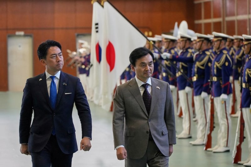 South Korea and Japan discuss historic military logistics deal