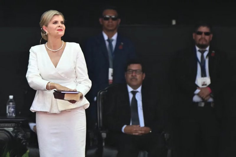 Laura Fernandez takes office as Costa Rica’s new president