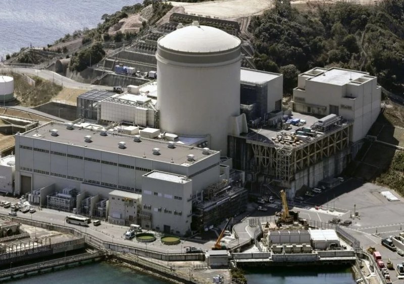Steam leak halts nuclear reactor in central Japan