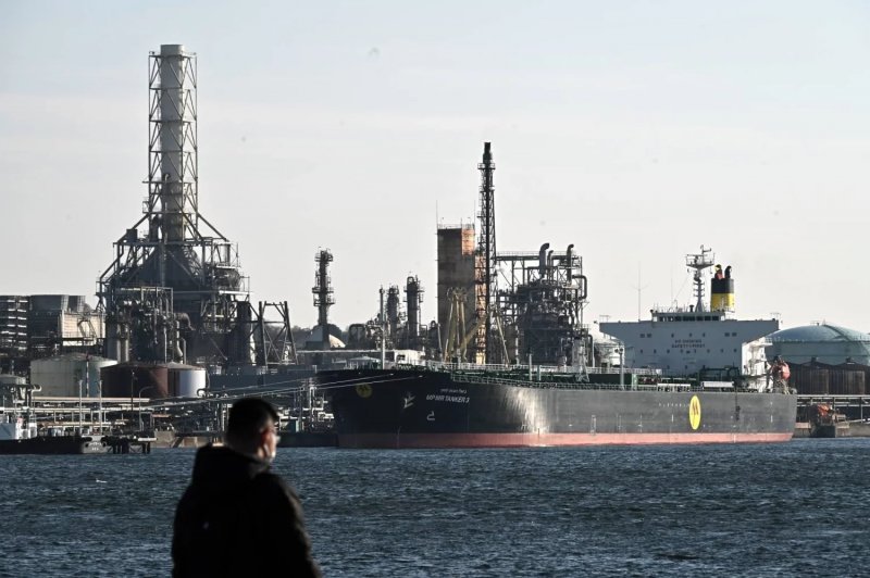 Japan weighs extra budget to ease fuel price impact