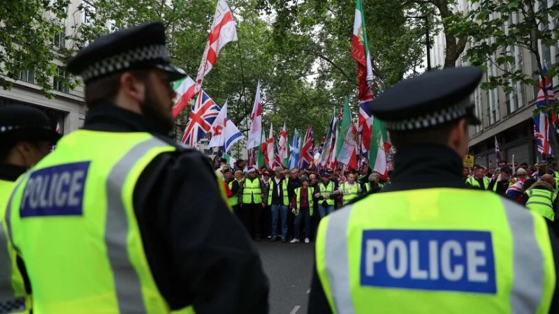 London police arrest over 40 during rival protest operation