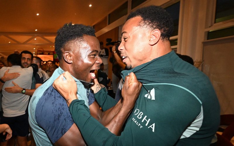 Arsenal players go wild after winning Premier League title -  VIDEO 