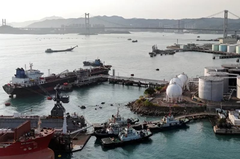 China orders companies to ignore US sanctions on oil refineries