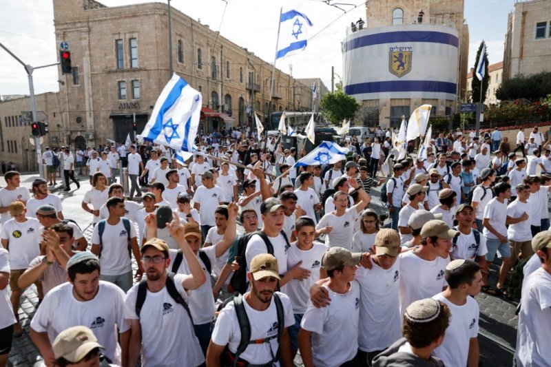 Ultranationalist jews chant racist slogans during annual march in jerusalem’s old city