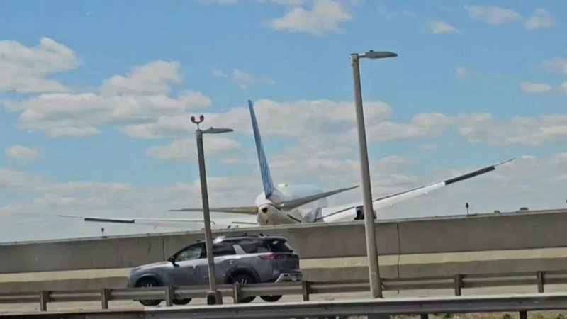 United Airlines jet strikes truck and light pole during Newark landing approach -  VIDEO 
