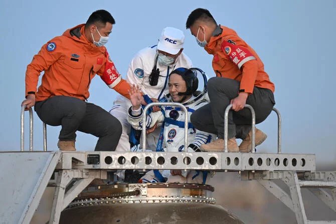 Shenzhou-21 crew lands in Beijing