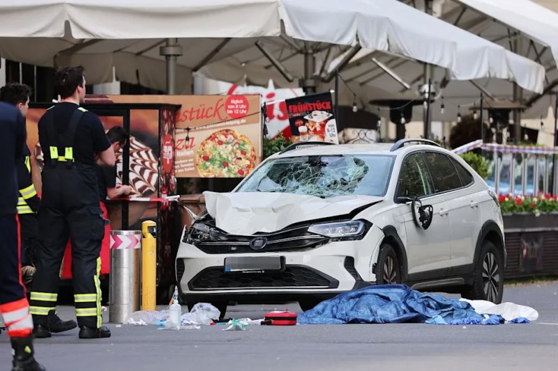 Two dead, dozens injured as car plows into crowd in Leipzig -  VIDEO 