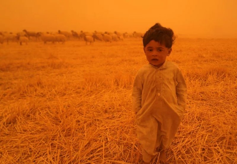 Sandstorm sweeps across Iraq leaving hundreds with breathing problems