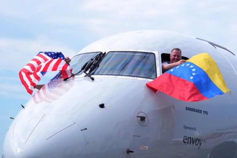 U.S.-Venezuela commercial flight returns to Caracas after 7 years