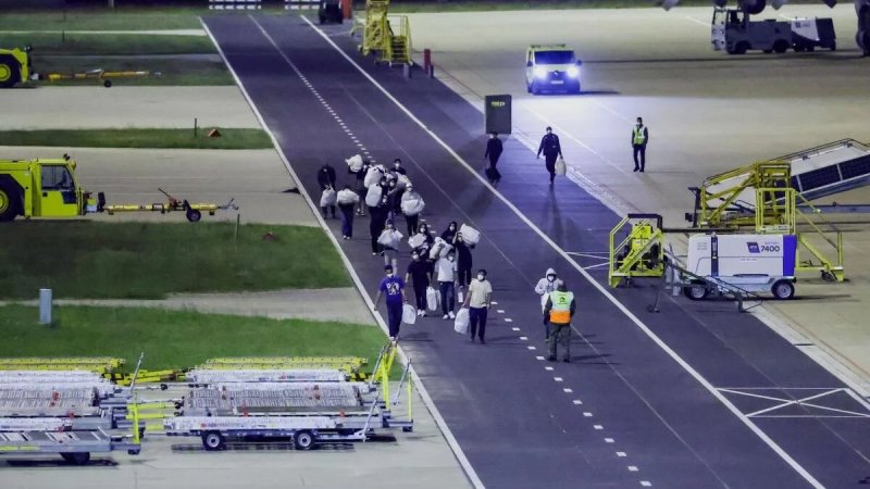 Netherlands receives cruise passengers after hantavirus outbreak - VIDEO 