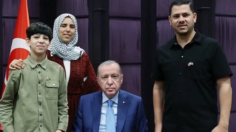 Erdogan meets young Palestinian creator in Istanbul