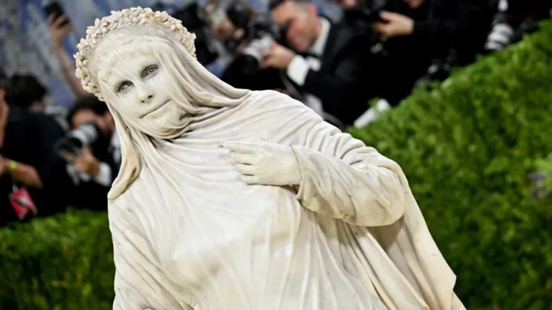 News about - Heidi Klum stuns in stone-like Met Gala look -  PHOTO/VIDEO 