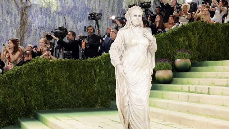 Heidi Klum stuns in stone-like Met Gala look -  PHOTO/VIDEO 