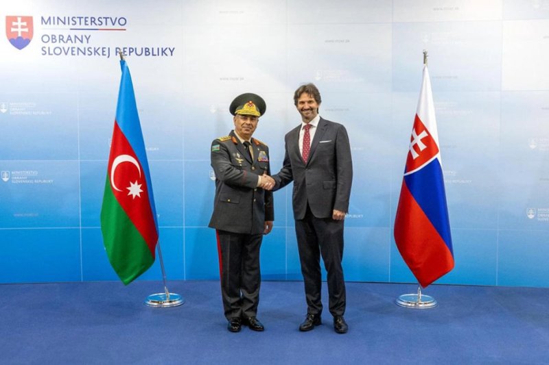 Azerbaijan and Slovakia discuss military cooperation