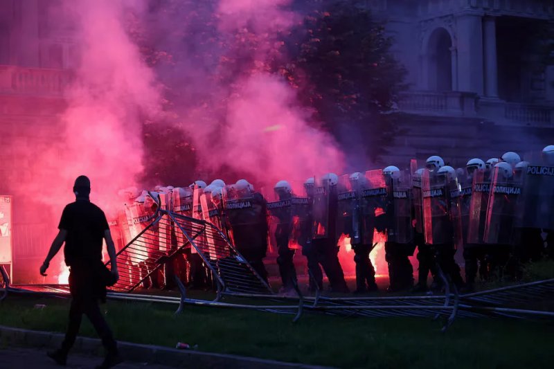 Police and protesters clash in Serbia as crowds demand president's exit - PHOTO