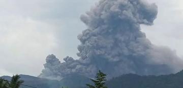 Indonesian authorities rushing to rescue 20 hikers after Mount Dukono eruption 