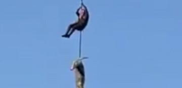 Police officer dangling from helicopter retrieves man-eating crocodile -  VIDEO 