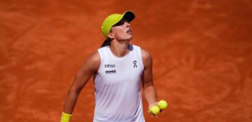 Swiatek overcomes McNally to reach Italian Open third round