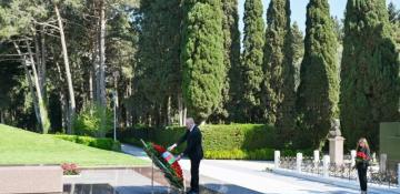 Ilham Aliyev and Mehriban Aliyeva visit tomb of National Leader Heydar Aliyev at Alley of Honors -   VIDEO  