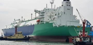 Qatari LNG tanker sailing towards Hormuz Strait