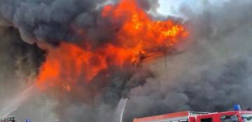 Firefighters battle massive blaze at Baku warehouse -  VIDEO