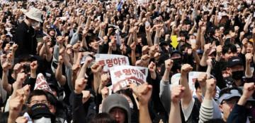 Samsung's South Korean union sticks to strike plan after talks offer; shares slide 