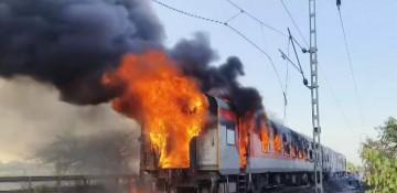 Fire erupts on train in India's Madhya Pradesh -  VIDEO 