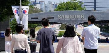 Samsung workers vote on 2026 wage deal amid bonus dispute