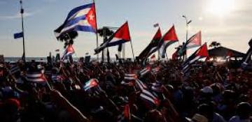 Why did thousands gather outside the U.S. Embassy in Havana after the indictment of Raúl Castro?