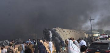 At least 16 killed in train explosion in Pakistan  - VIDEO  