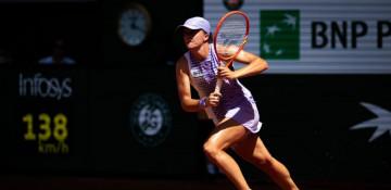Swiatek storms past Jones in Roland Garros opener