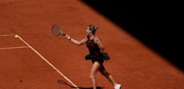 Aryna Sabalenka cruises into French Open second round