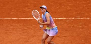 Iga Swiatek reaches French Open last 16