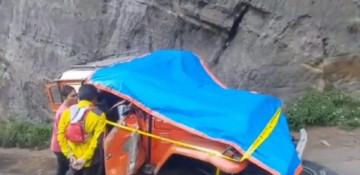 Tourist jeep crash at Indonesia's Mount Bromo kills 2, injures 3 -  VIDEO 