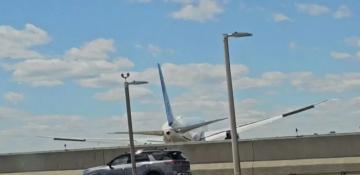 United Airlines jet strikes truck and light pole during Newark landing approach -  VIDEO 