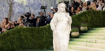 Heidi Klum stuns in stone-like Met Gala look -  PHOTO/VIDEO 