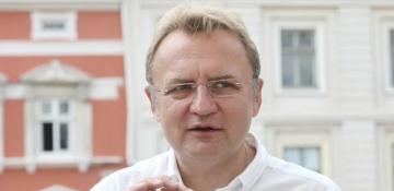 Man attacks Lviv mayor with unidentified liquid in city center