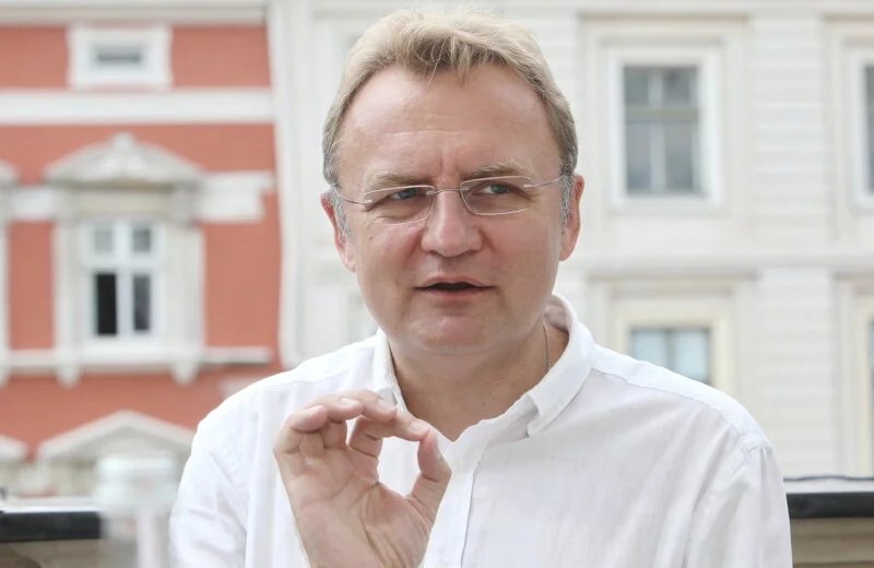 Man attacks Lviv mayor with unidentified liquid in city center