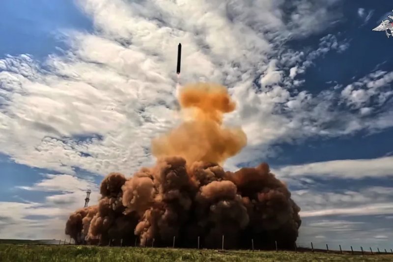 Russia tests new powerful missile, Putin applauds