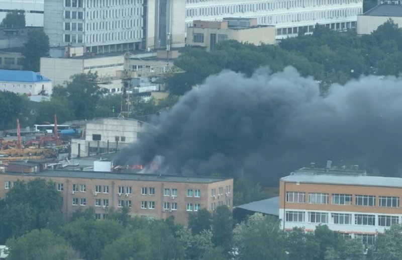 Massive fire breaks out at Moscow hostel housing 600 -  VIDEO 