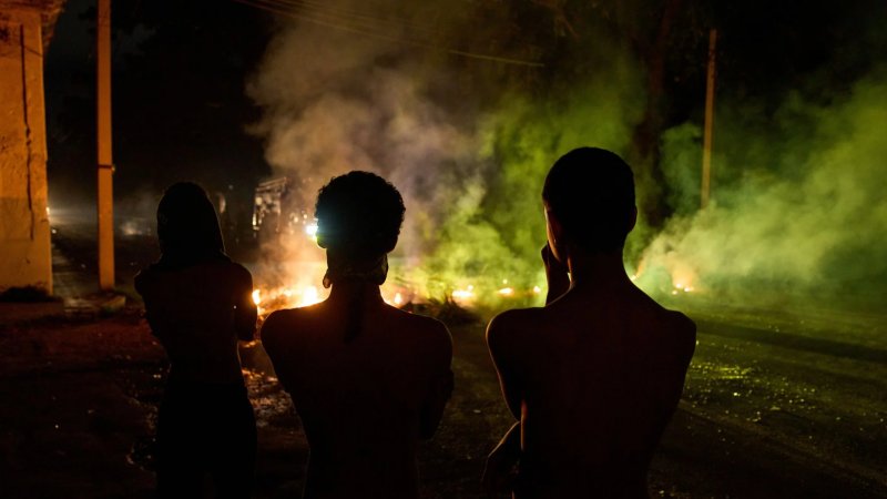 Chaos in Havana as massive blackouts spark street protests