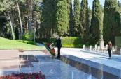 Ilham Aliyev and Mehriban Aliyeva visit tomb of National Leader Heydar Aliyev at Alley of Honors -   VIDEO  