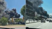 Massive plastics warehouse fire sends thick black smoke over Bursa, Türkiye - VIDEO 