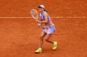 Iga Swiatek reaches French Open last 16