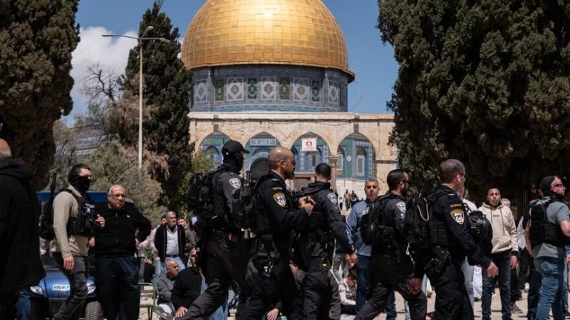 Mosque guards thwart attempt by illegal settlers to bring live sacrifice into Al-Aqsa