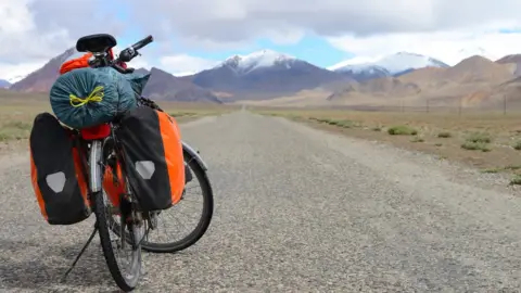 Japanese tourist harassed on cycling trip through Azerbaijan, man detained - VIDEO 
