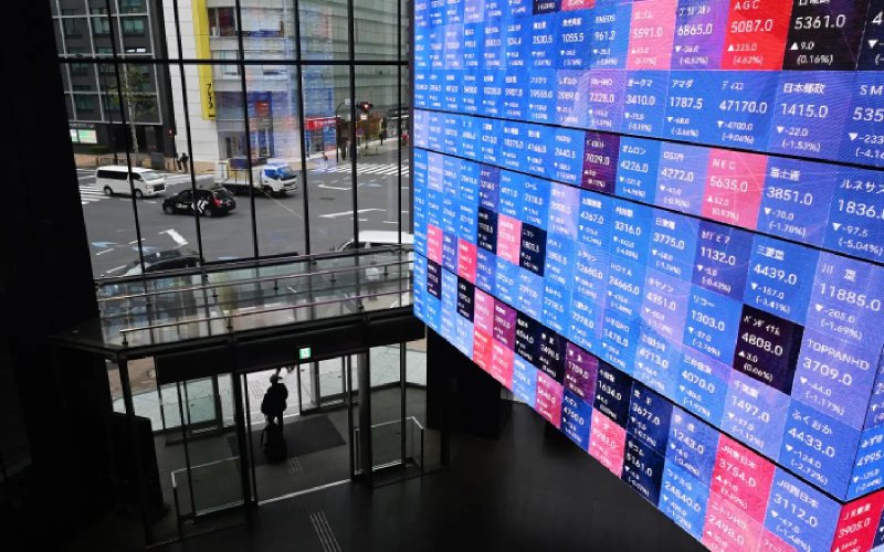 Asian stocks edge higher amid AI optimism
