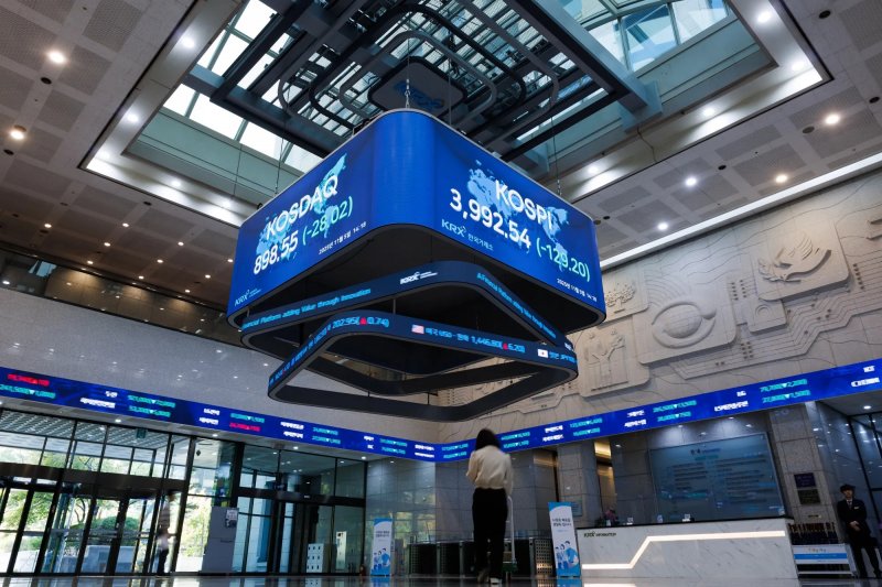Seoul shares hit record high as Samsung fuels AI rally